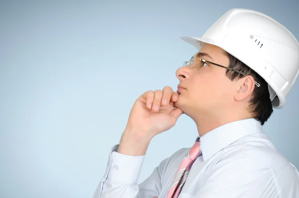 Um engenheiro com chapéu branco — Fotografia de Stock