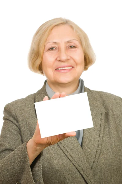 Retrato de una mujer mayor feliz sosteniendo un cartel en blanco — Foto de Stock