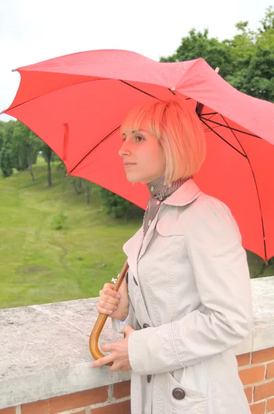 Şemsiye ile genç çekici Bayan moda portre — Stok fotoğraf