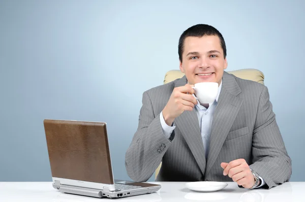 Przystojny biznesmen pijący kawę. — Zdjęcie stockowe