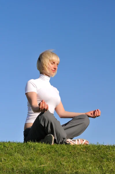 Woman doing morning exercises — Stock Photo, Image