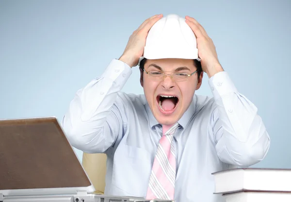 Engenheiro louco com um chapéu branco no trabalho — Fotografia de Stock