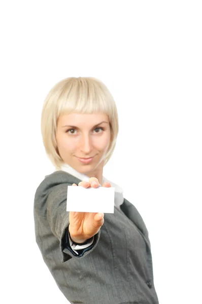 Blonďatá žena drží kartu izolovaných na bílém pozadí. zaměřit se na kartě. — Stock fotografie