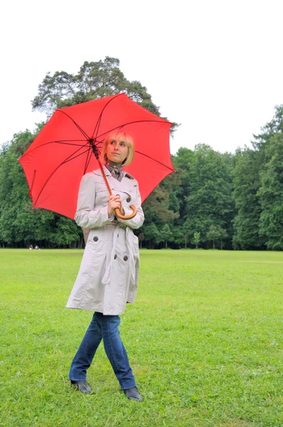 Módní portrét mladé atraktivní dáma s deštníkem — Stock fotografie