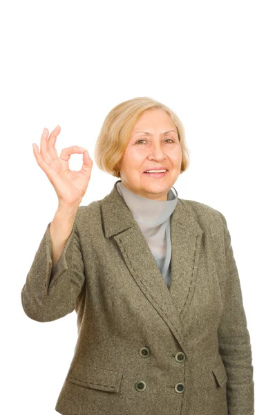 Ritratto di una donna d'affari anziana sorridente che mostra il simbolo giusto — Foto Stock