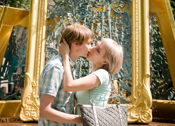 Attractive young couple kissing — Stock Photo, Image