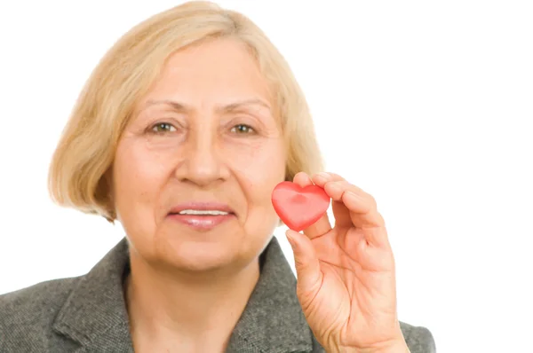 Mujer mayor sosteniendo corazón rojo — Foto de Stock