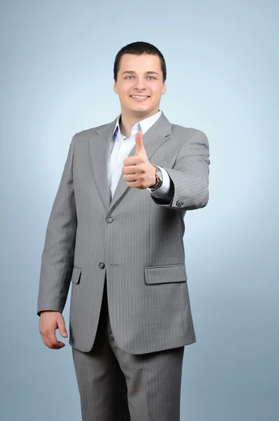 Красивый бизнесмен поднимает большой палец — стоковое фото
