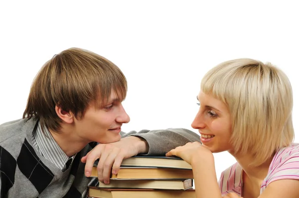 Jeune couple avec pile de livres isolés sur fond blanc — Photo