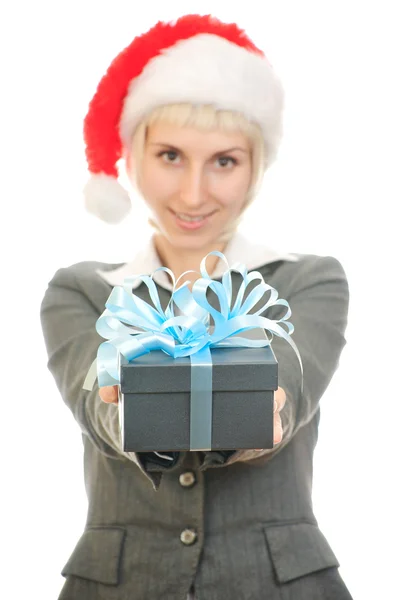 Mulher no chapéu do Papai Noel segurando caixa de presente — Fotografia de Stock