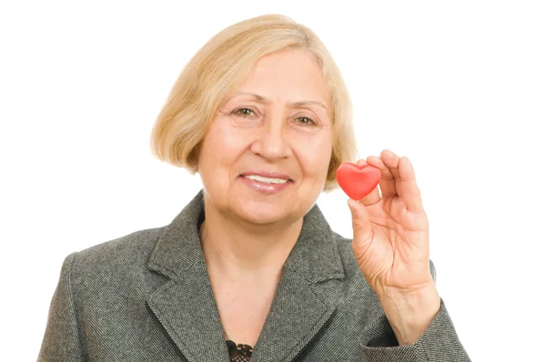 Старша жінка тримає червоне серце — стокове фото