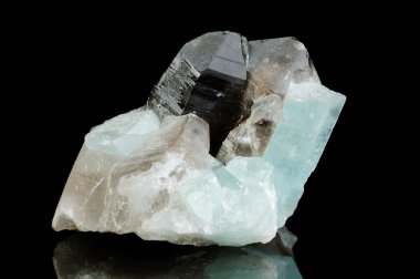 siyah arka plan üzerine izole kuvars maden