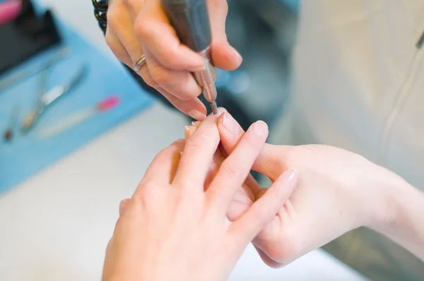 Manicure profissional em processo — Fotografia de Stock