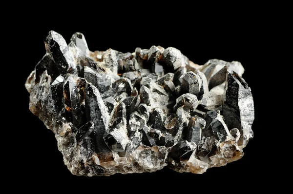 siyah arka plan üzerine izole manyetit mineral