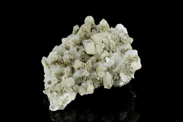 Mineral de cristal aislado sobre fondo negro — Foto de Stock