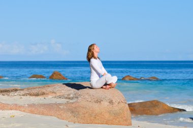 Genç kadın meditasyon yapıyor.