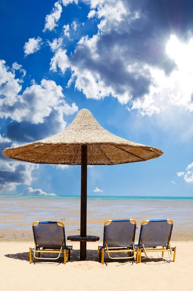 Playa tropical con tumbonas vacías — Foto de Stock