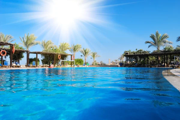 Vacaciones en los trópicos junto a la piscina — Foto de Stock