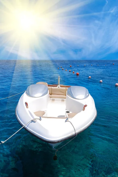 Motorboot in de zee — Stockfoto