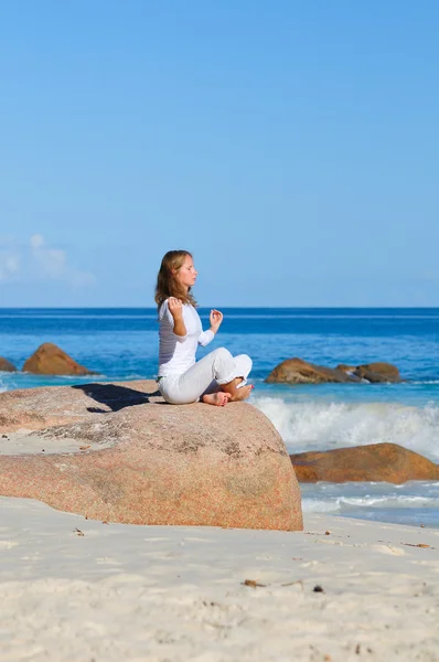 Genç kadın meditasyon yapıyor. — Stok fotoğraf