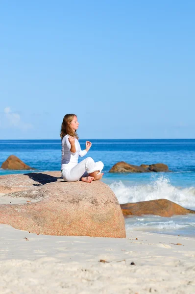 Young woman meditating — Stock Photo, Image
