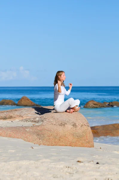 Genç kadın meditasyon yapıyor. — Stok fotoğraf