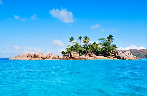 Island view from the ocean — Stock Photo, Image