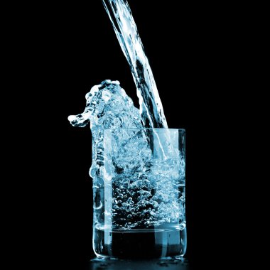 siyah arka plan üzerine izole cam su seviyesi