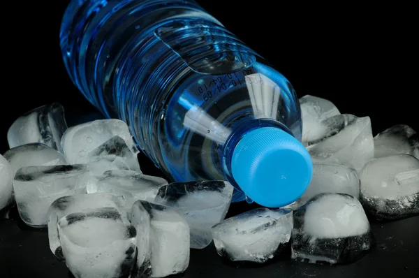 Botella de agua en hielo — Foto de Stock