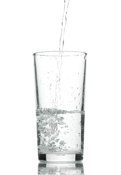 Agua en vidrio aislada sobre fondo blanco — Foto de Stock