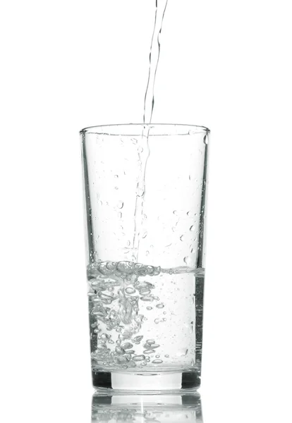 Wasser im Glas isoliert auf weißem Hintergrund — Stockfoto