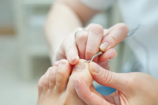 Pediküre im Prozess. Schärfentiefe gering — Stockfoto