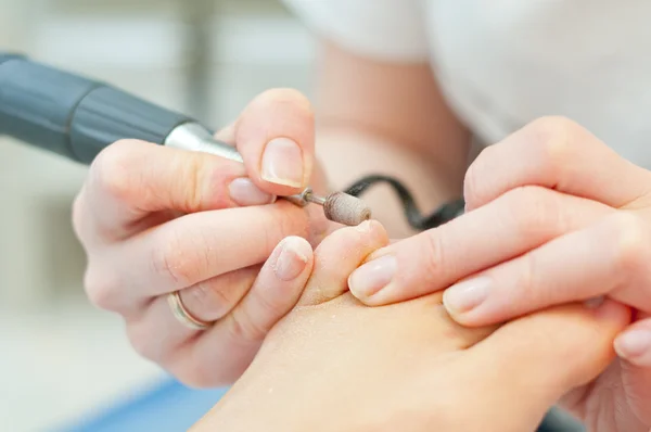 Pedicura en proceso.Profundidad superficial del campo — Foto de Stock