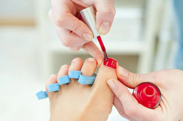 Pedicure em processo.Profundidade de campo rasa — Fotografia de Stock