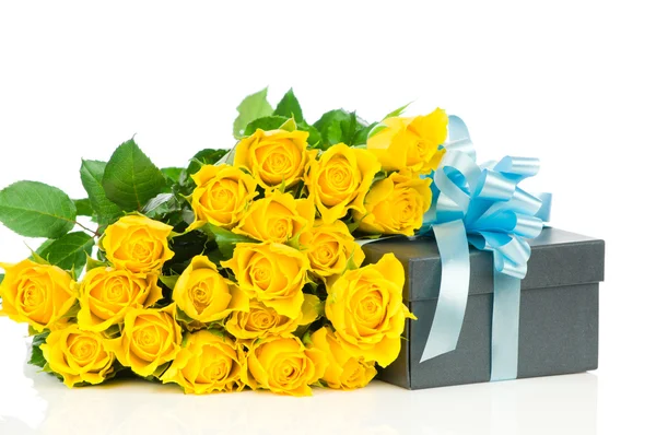 Yellow roses with gift box isolated on white background — Stock Photo, Image