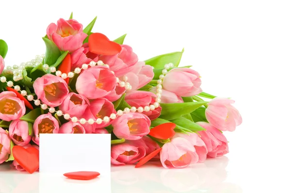 Tulipany z czerwonym sercem i kartkę z życzeniami na białym tle — Zdjęcie stockowe