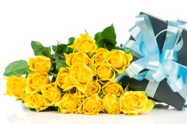 hediye kutusu beyaz zemin üzerine izole Sarı Gül