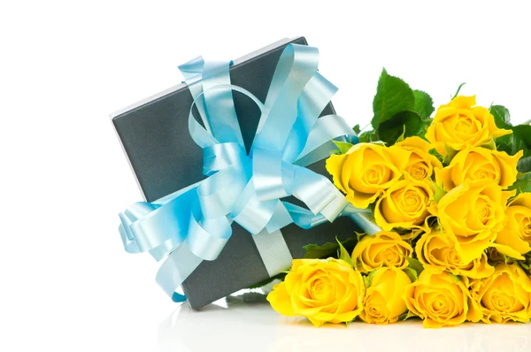 Gelbe Rosen mit Geschenkbox isoliert auf weißem Hintergrund — Stockfoto