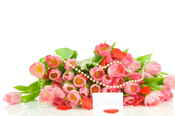 Тюльпаны с открыткой на белом фоне — стоковое фото