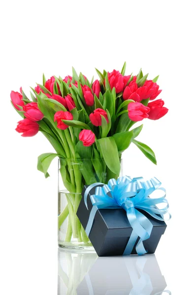 Tulpen und Geschenkbox mit blauem Band isoliert auf weißem Hintergrund — Stockfoto