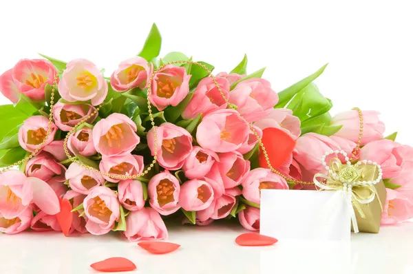 Тюльпаны с красным сердцем и подарочная коробка изолированы на белом фоне — стоковое фото