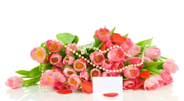 Tulipanes con corazón rojo y tarjeta de felicitación aislados sobre fondo blanco —  Fotos de Stock