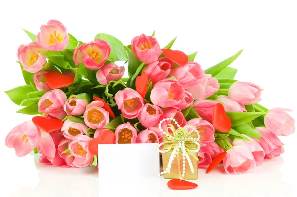 Tulpen mit rotem Herz und Grußkarte isoliert auf weißem Hintergrund — Stockfoto