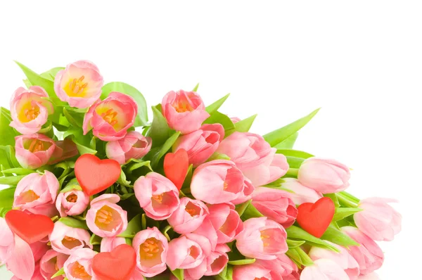 Růžové tulipány s červeným srdcem izolovaných na bílém pozadí — Stock fotografie