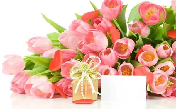Tulipanes con corazón rojo y tarjeta de felicitación aislados sobre fondo blanco — Foto de Stock