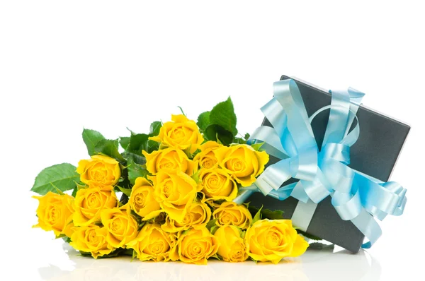 Yellow roses with gift box isolated on white background — Stock Photo, Image