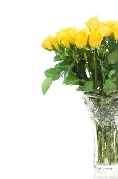 Gelbe Rosen in der Vase isoliert auf weißem Hintergrund — Stockfoto