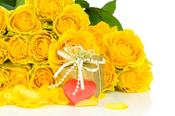 Gelbe Rosen mit Herz auf weißem Hintergrund — Stockfoto