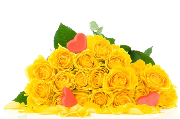 Rose gialle con cuore isolato su sfondo bianco — Foto Stock