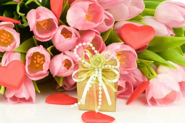 Тюльпаны с красным сердцем и открыткой на белом фоне — стоковое фото